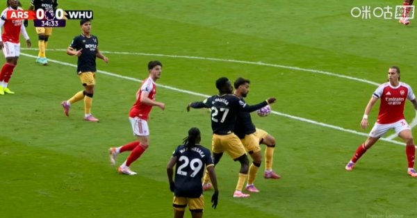 In a natural position? West Ham player handball in the penalty area, referee did not say VAR did not intervene